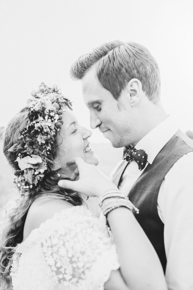 Barfuß Hippie Scheunen-Hochzeit in der alten Tenne bei Moosinning