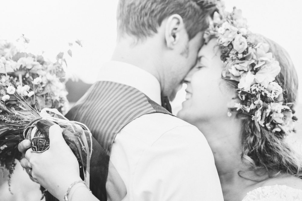 Barfuß Hippie Scheunen-Hochzeit in der alten Tenne bei Moosinning