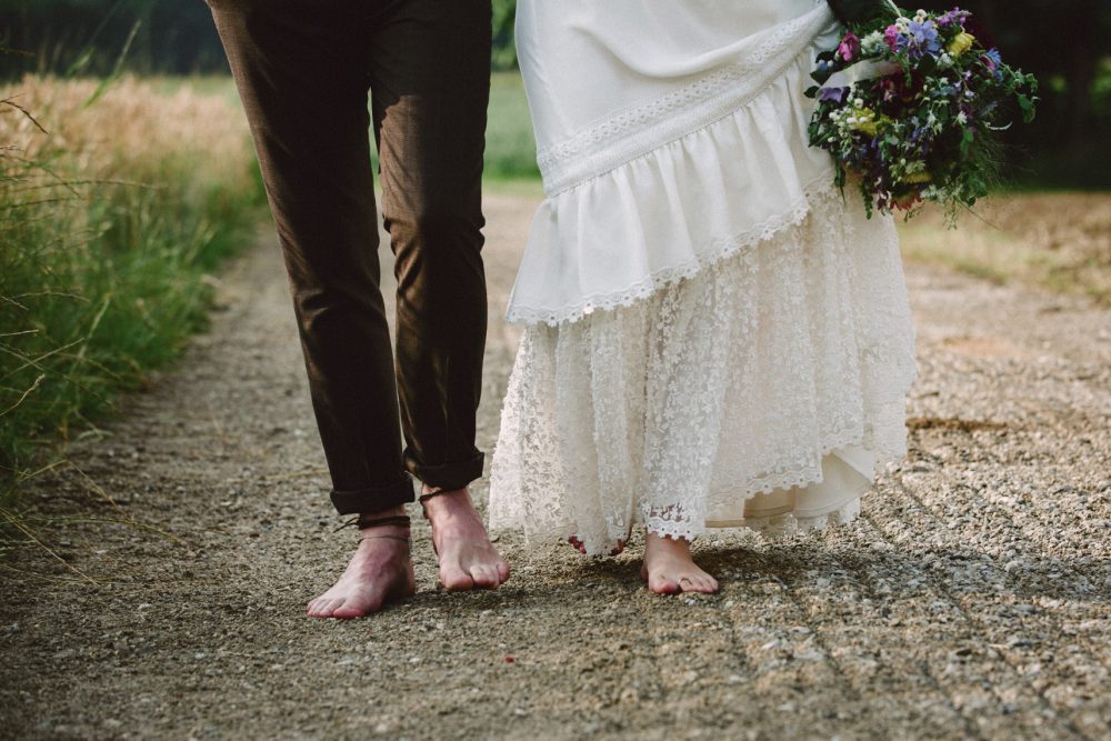Barfuß Hippie Scheunen-Hochzeit in der alten Tenne bei Moosinning