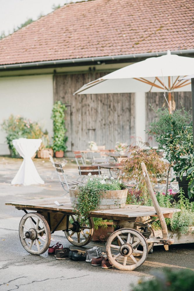 Barfuß Hippie Scheunen-Hochzeit in der alten Tenne bei Moosinning
