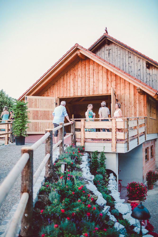 Barfuß Hippie Scheunen-Hochzeit in der alten Tenne bei Moosinning