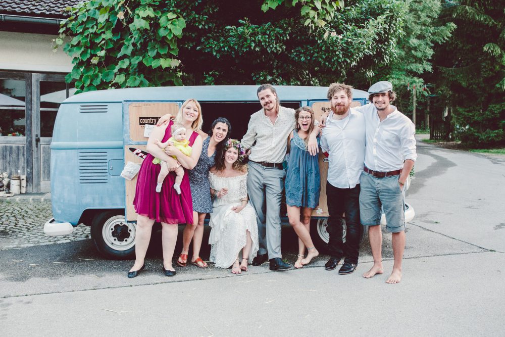 Barfuß Hippie Scheunen-Hochzeit in der alten Tenne bei Moosinning