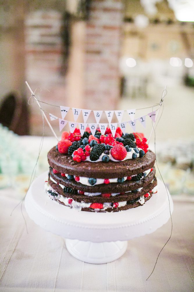 Barfuß Hippie Scheunen-Hochzeit in der alten Tenne bei Moosinning