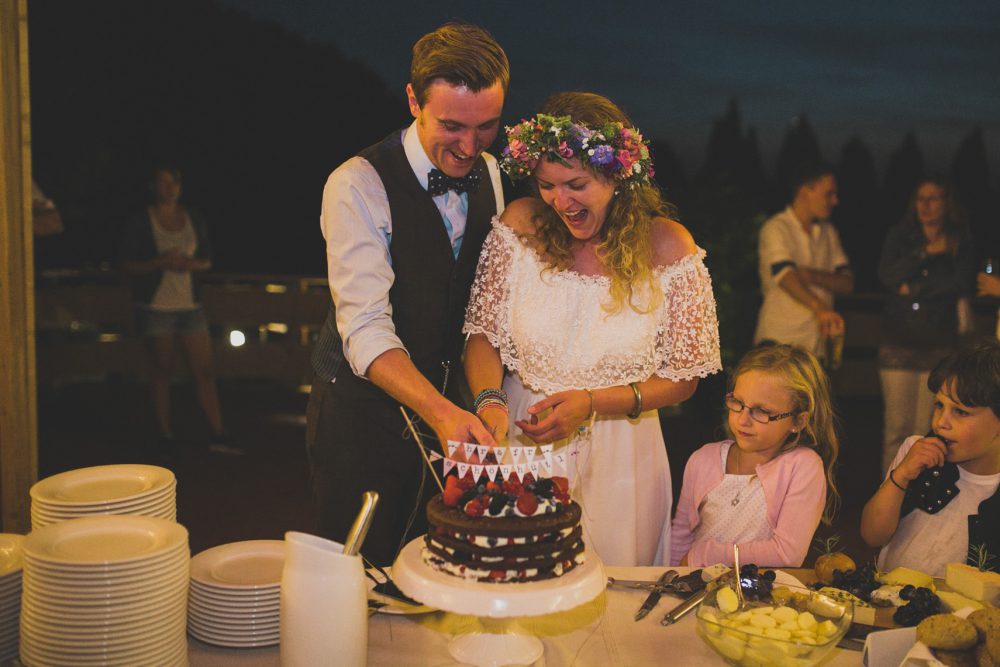 Barfuß Hippie Scheunen-Hochzeit in der alten Tenne bei Moosinning