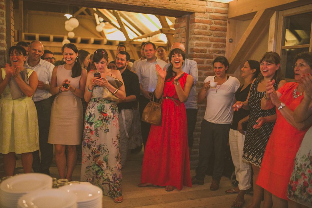 Barfuß Hippie Scheunen-Hochzeit in der alten Tenne bei Moosinning