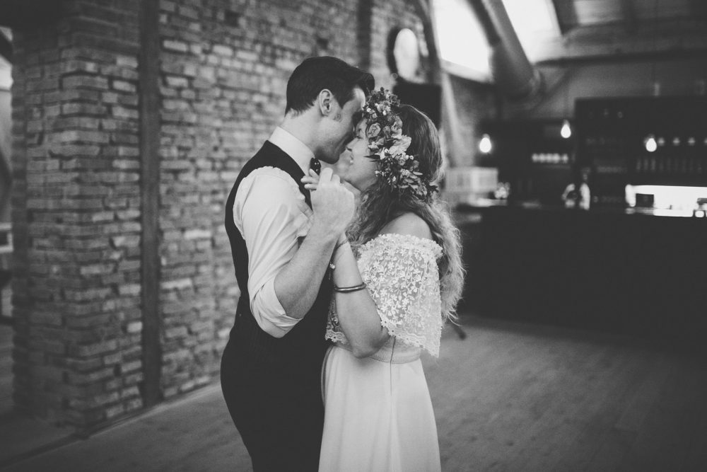 Barfuß Hippie Scheunen-Hochzeit in der alten Tenne bei Moosinning