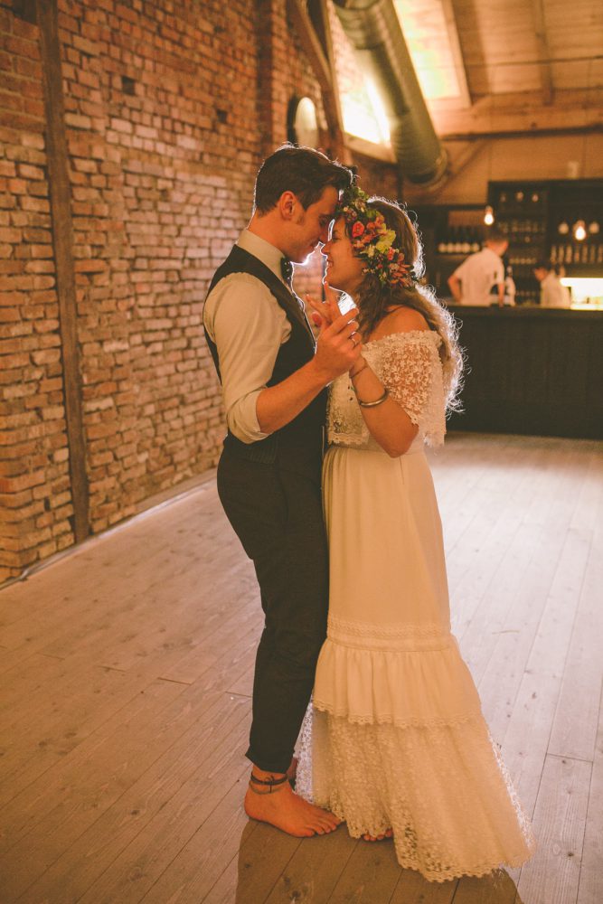 Barfuß Hippie Scheunen-Hochzeit in der alten Tenne bei Moosinning