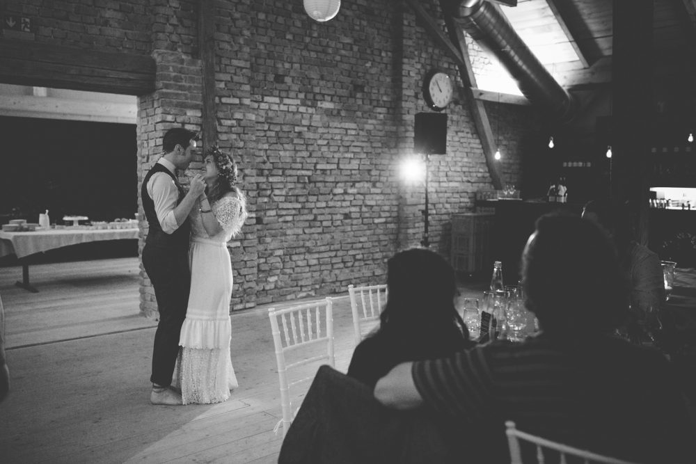 Barfuß Hippie Scheunen-Hochzeit in der alten Tenne bei Moosinning