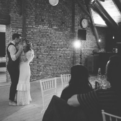 Barfuß Hippie Scheunen-Hochzeit in der alten Tenne bei Moosinning