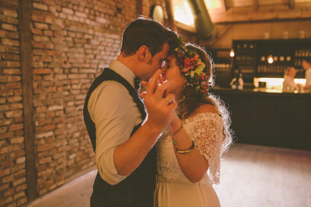 Barfuß Hippie Scheunen-Hochzeit in der alten Tenne bei Moosinning