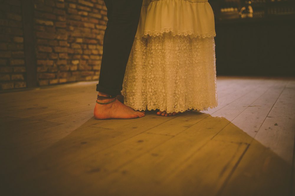 Barfuß Hippie Scheunen-Hochzeit in der alten Tenne bei Moosinning