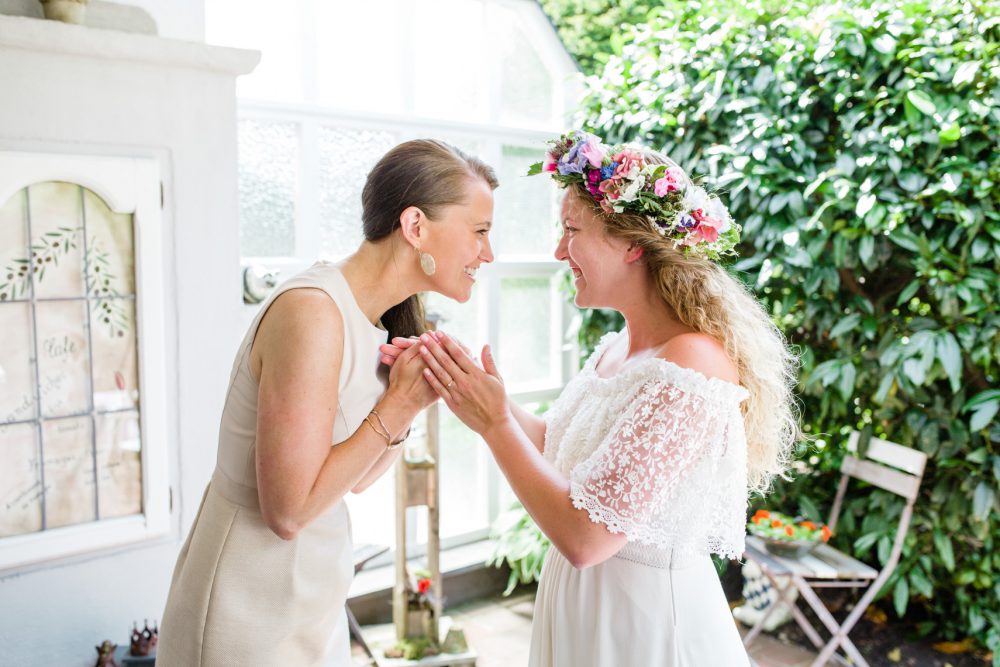 Barfuß Hippie Scheunen-Hochzeit in der alten Tenne bei Moosinning