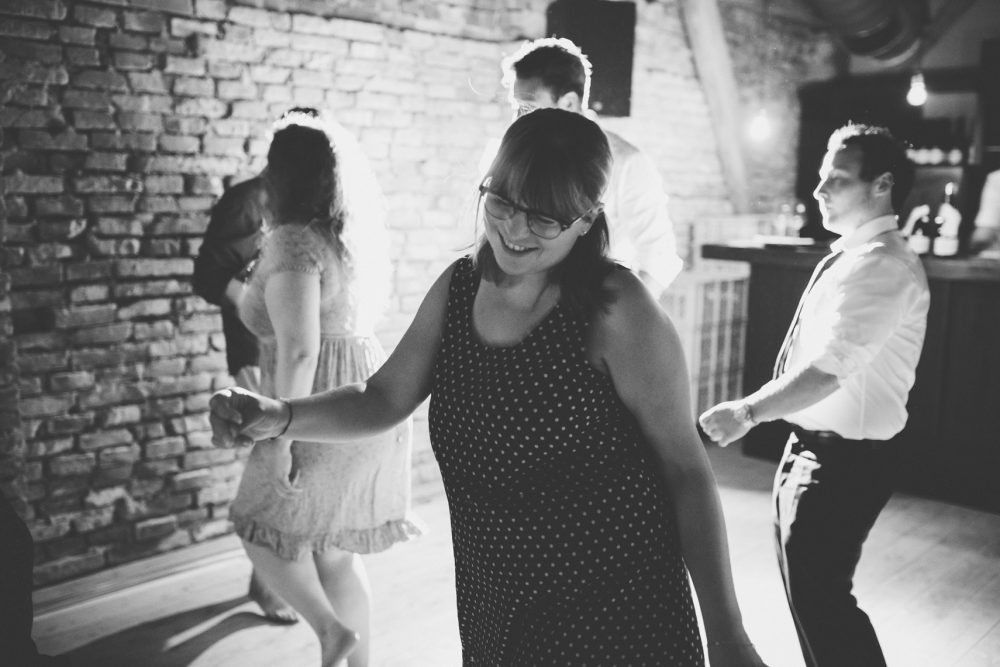 Barfuß Hippie Scheunen-Hochzeit in der alten Tenne bei Moosinning