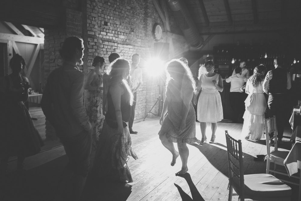 Barfuß Hippie Scheunen-Hochzeit in der alten Tenne bei Moosinning