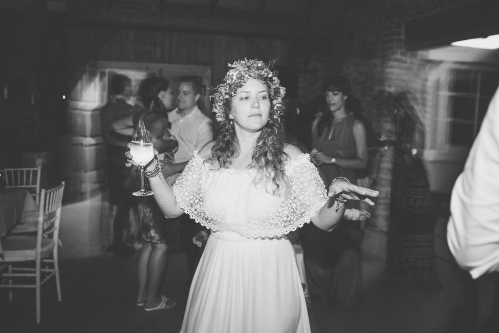 Barfuß Hippie Scheunen-Hochzeit in der alten Tenne bei Moosinning