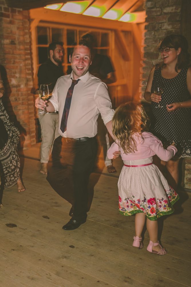 Barfuß Hippie Scheunen-Hochzeit in der alten Tenne bei Moosinning