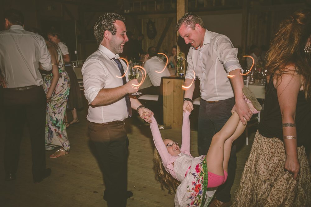 Barfuß Hippie Scheunen-Hochzeit in der alten Tenne bei Moosinning