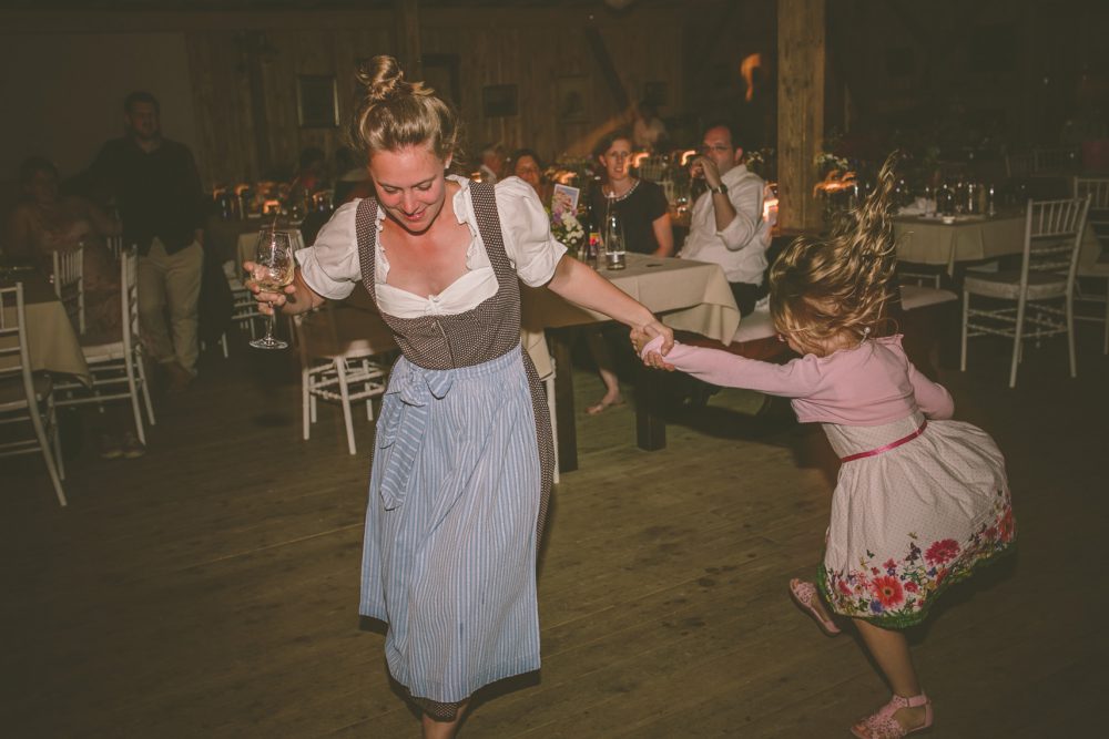 Barfuß Hippie Scheunen-Hochzeit in der alten Tenne bei Moosinning