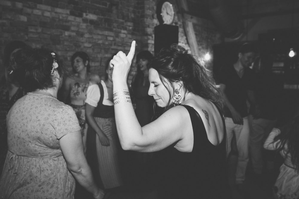 Barfuß Hippie Scheunen-Hochzeit in der alten Tenne bei Moosinning