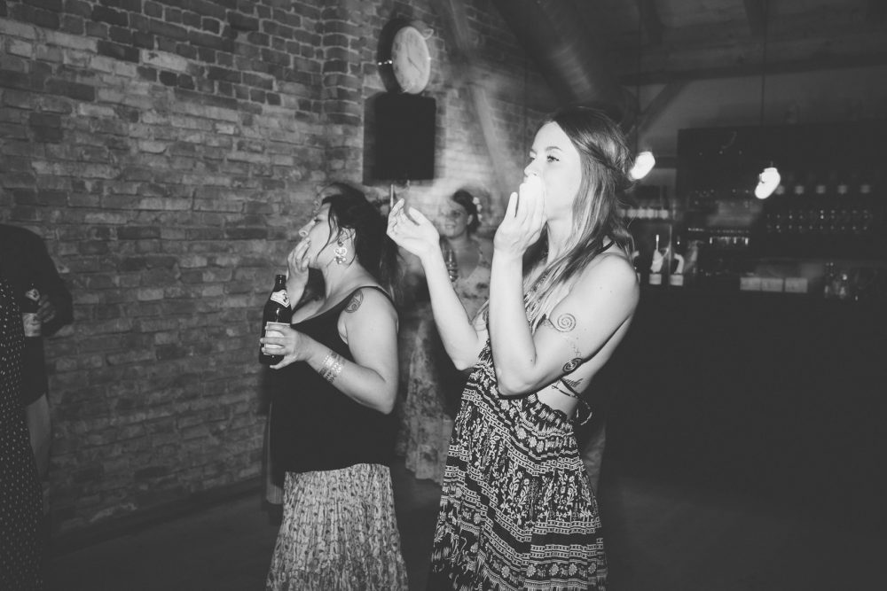 Barfuß Hippie Scheunen-Hochzeit in der alten Tenne bei Moosinning