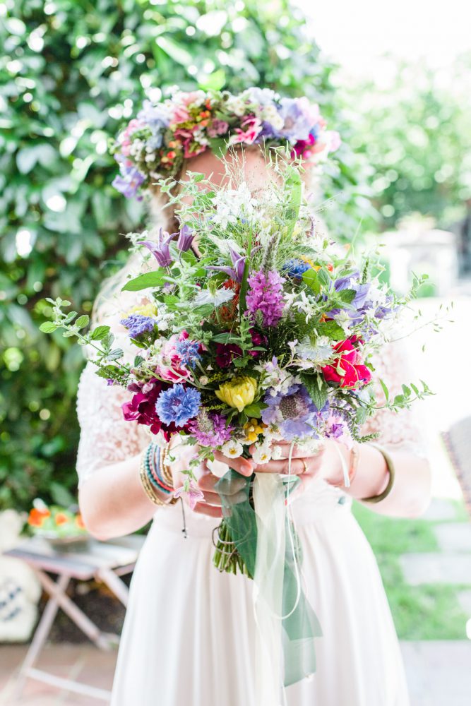 Barfuß Hippie Scheunen-Hochzeit in der alten Tenne bei Moosinning