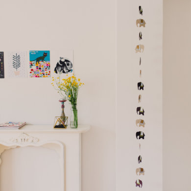 Kunst im Esszimmer, sommerliche Wildblumensträuße und selbstgemachter Apfelminzeistee