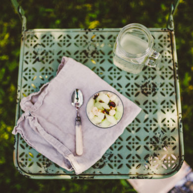 Sommer im Garten. Mit Melonensalat. Vegan.