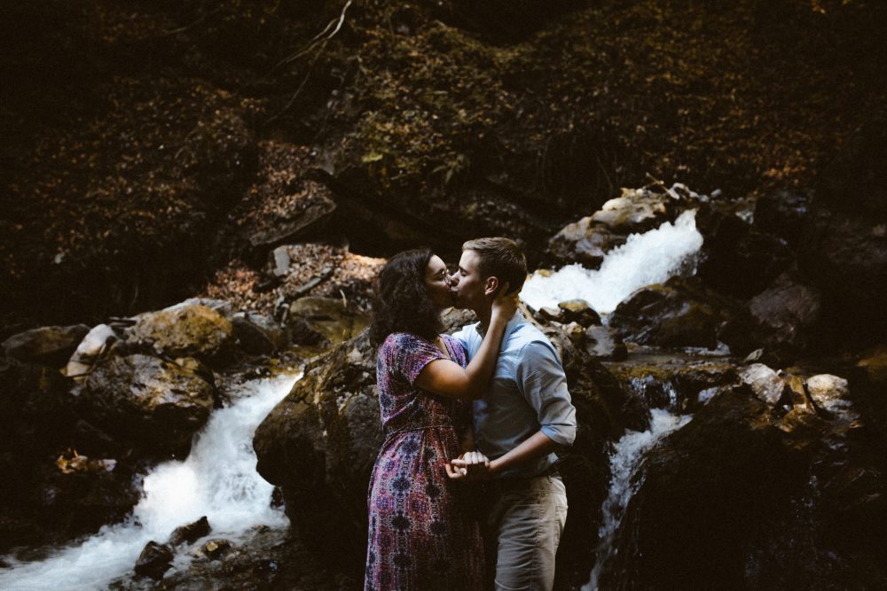 Engagement Shooting zwischen Wasserfällen