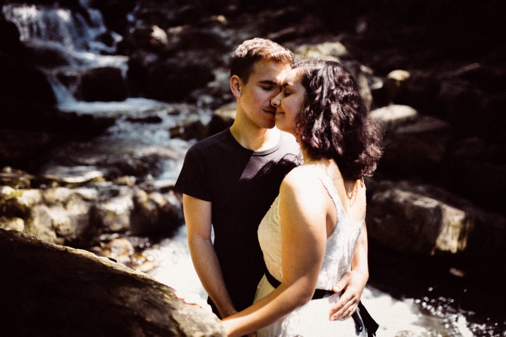 Engagement Shooting zwischen Wasserfällen