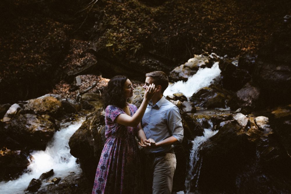 Engagement Shooting zwischen Wasserfällen