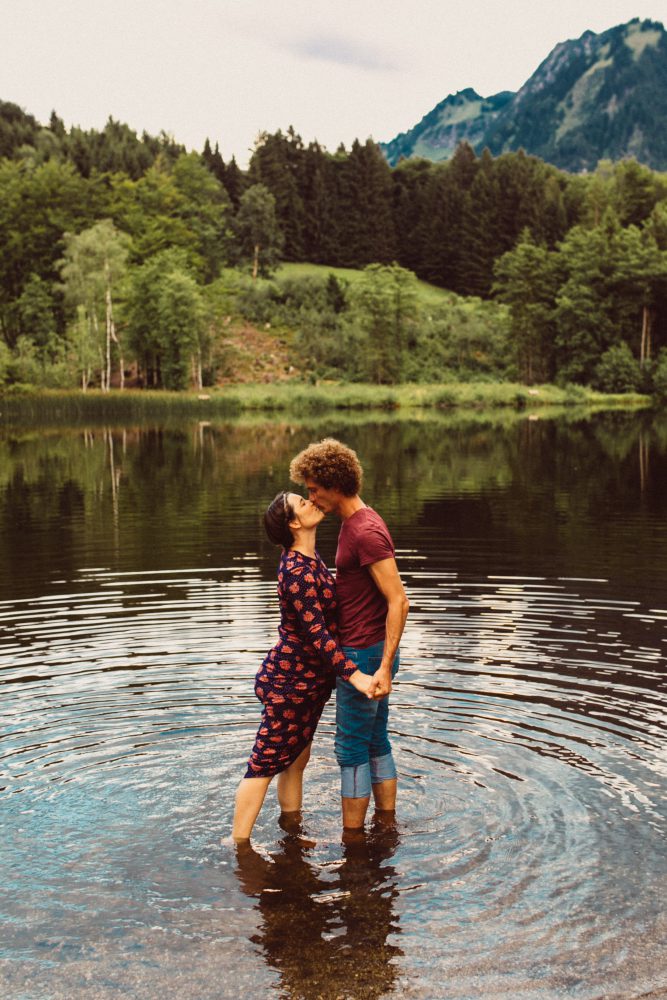 Babybauch Shooting am idyllischen Bergweiher