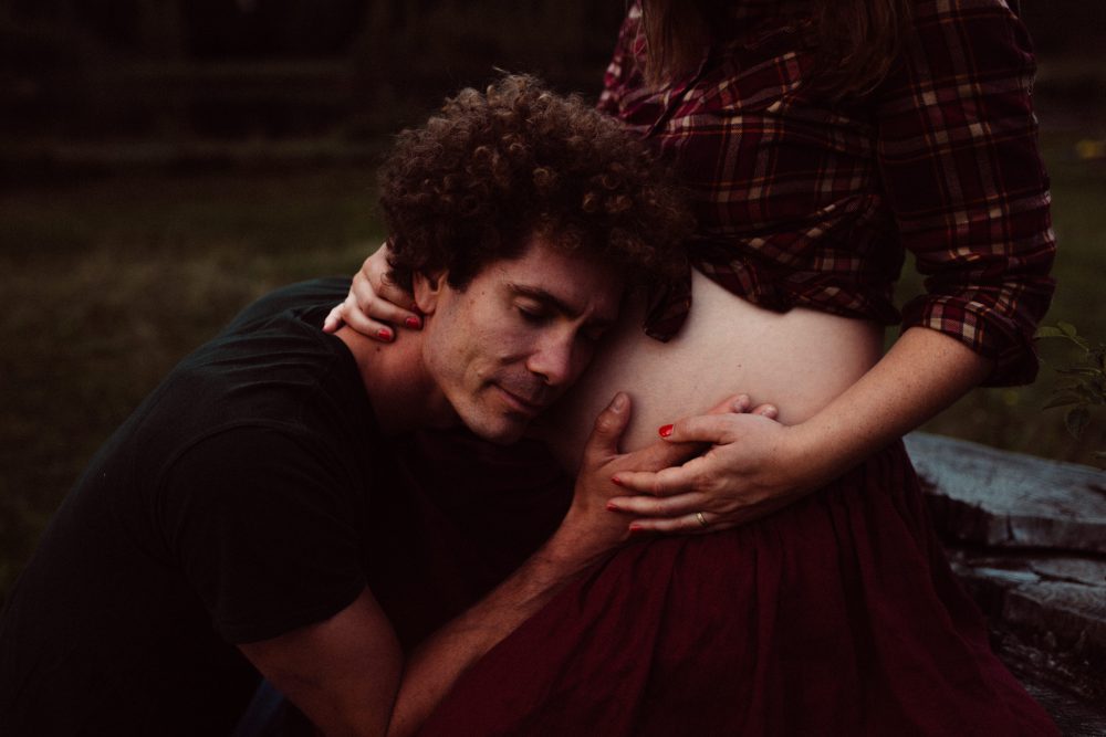 Babybauch Shooting am idyllischen Bergweiher