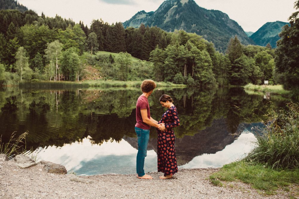 Babybauch Shooting am idyllischen Bergweiher