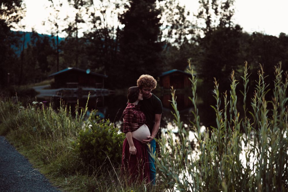 Babybauch Shooting am idyllischen Bergweiher