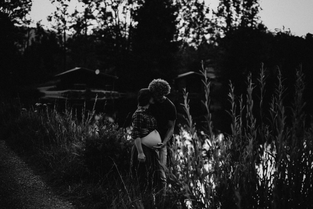 Babybauch Shooting am idyllischen Bergweiher