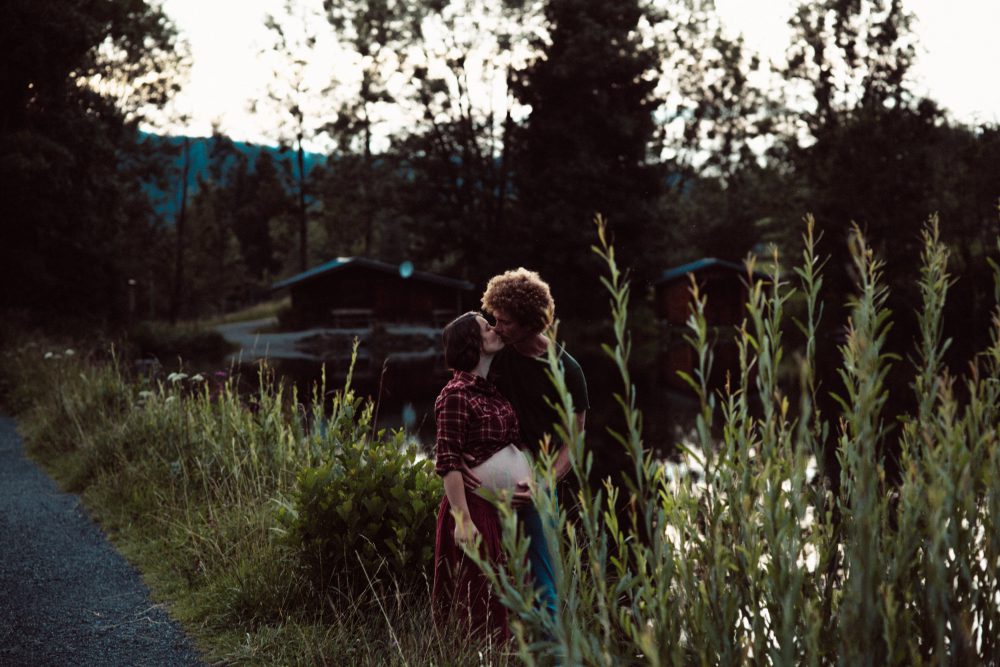 Babybauch Shooting am idyllischen Bergweiher