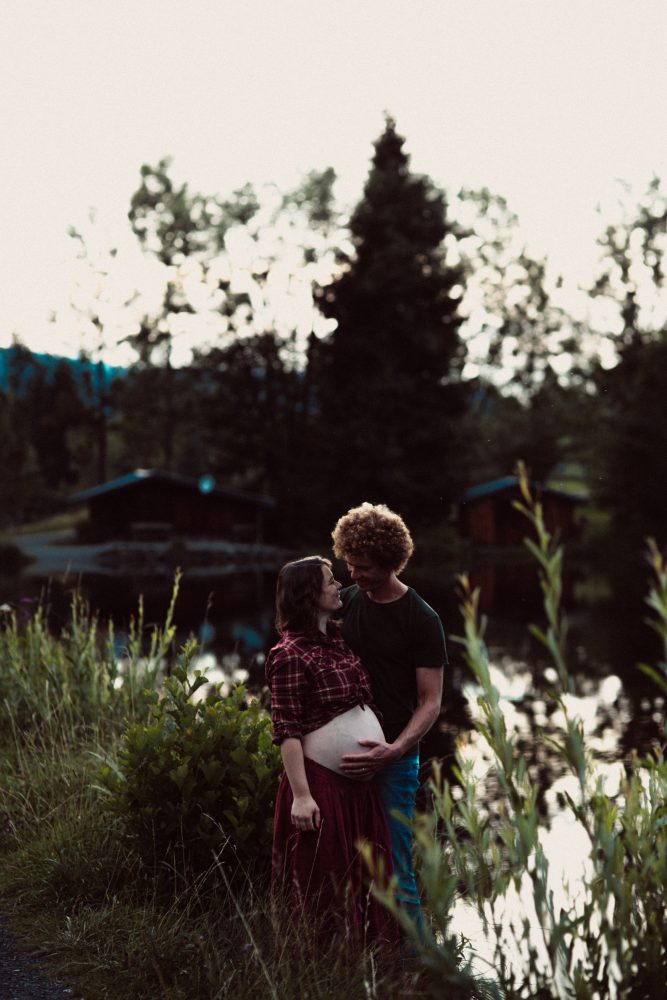 Babybauch Shooting am idyllischen Bergweiher