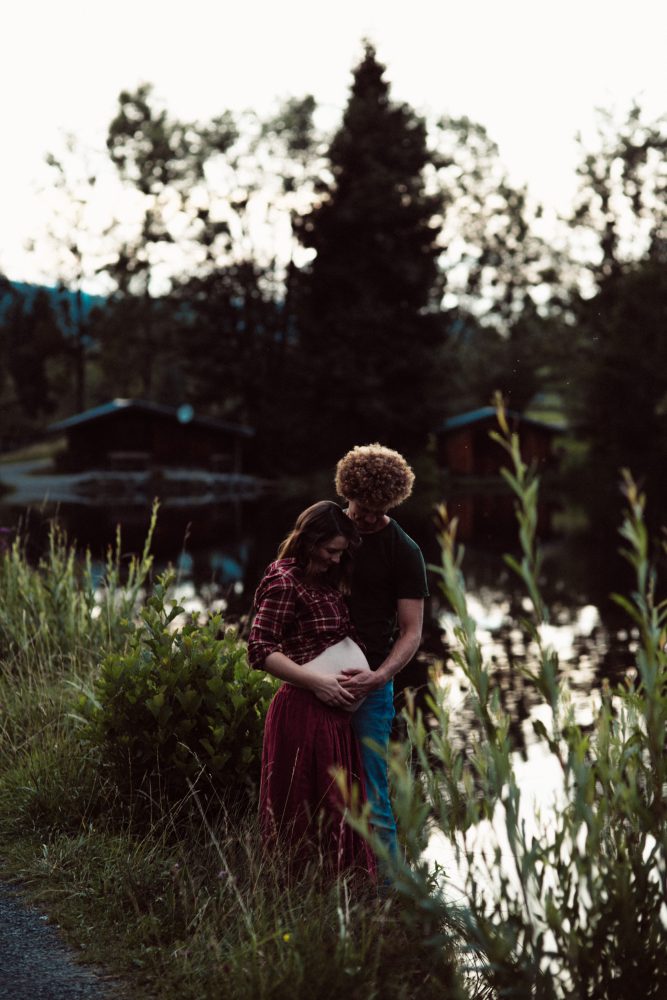 Babybauch Shooting am idyllischen Bergweiher