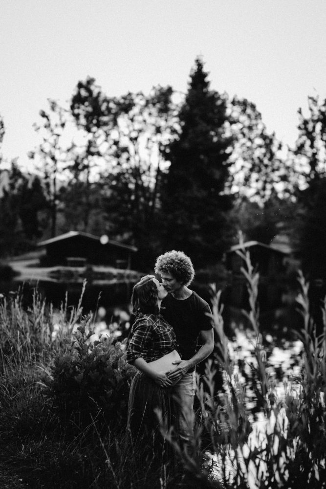 Babybauch Shooting am idyllischen Bergweiher