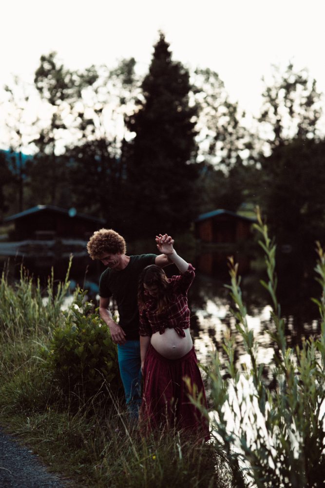 Babybauch Shooting am idyllischen Bergweiher