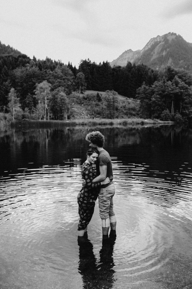 Babybauch Shooting am idyllischen Bergweiher