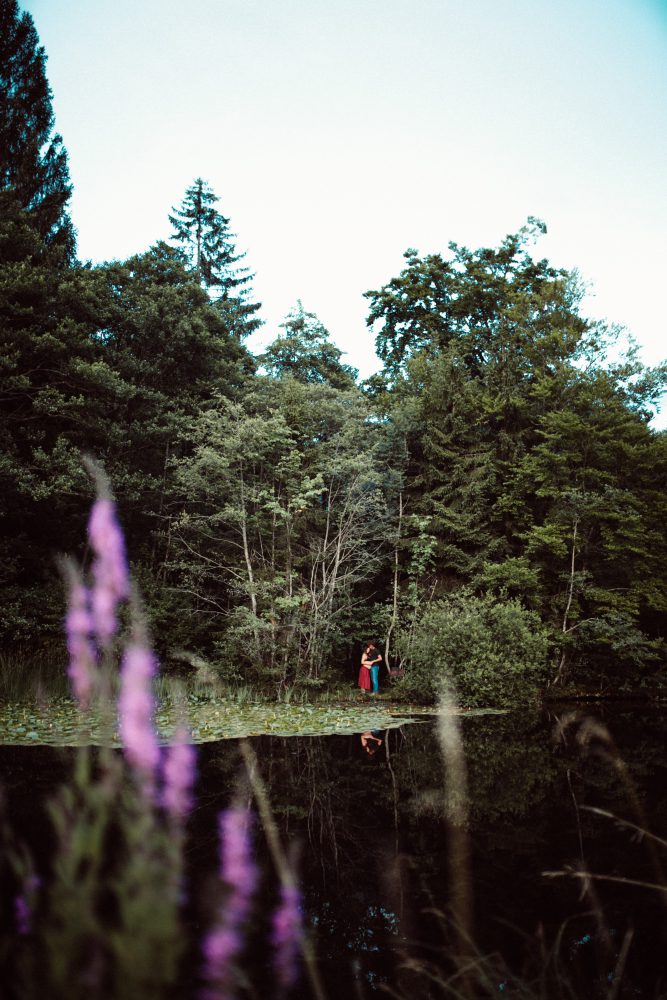 Babybauch Shooting am idyllischen Bergweiher