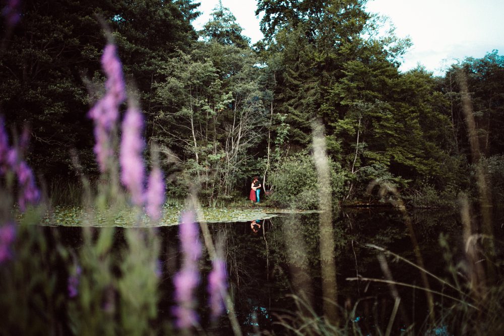 Babybauch Shooting am idyllischen Bergweiher