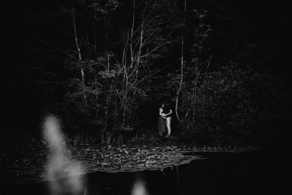 Babybauch Shooting am idyllischen Bergweiher