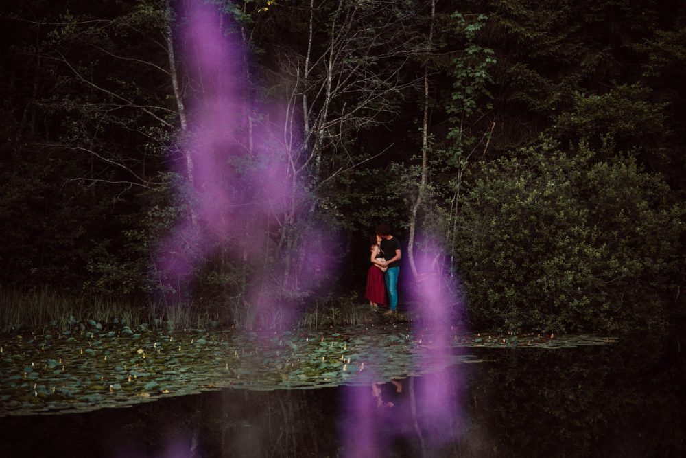 Babybauch Shooting am idyllischen Bergweiher