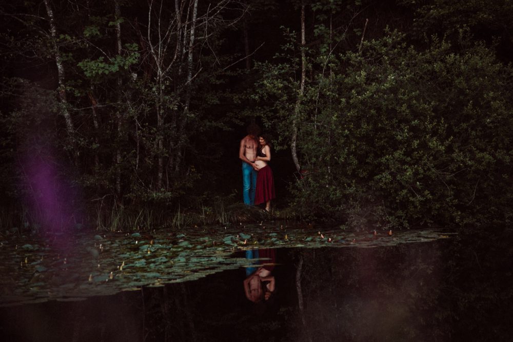 Babybauch Shooting am idyllischen Bergweiher