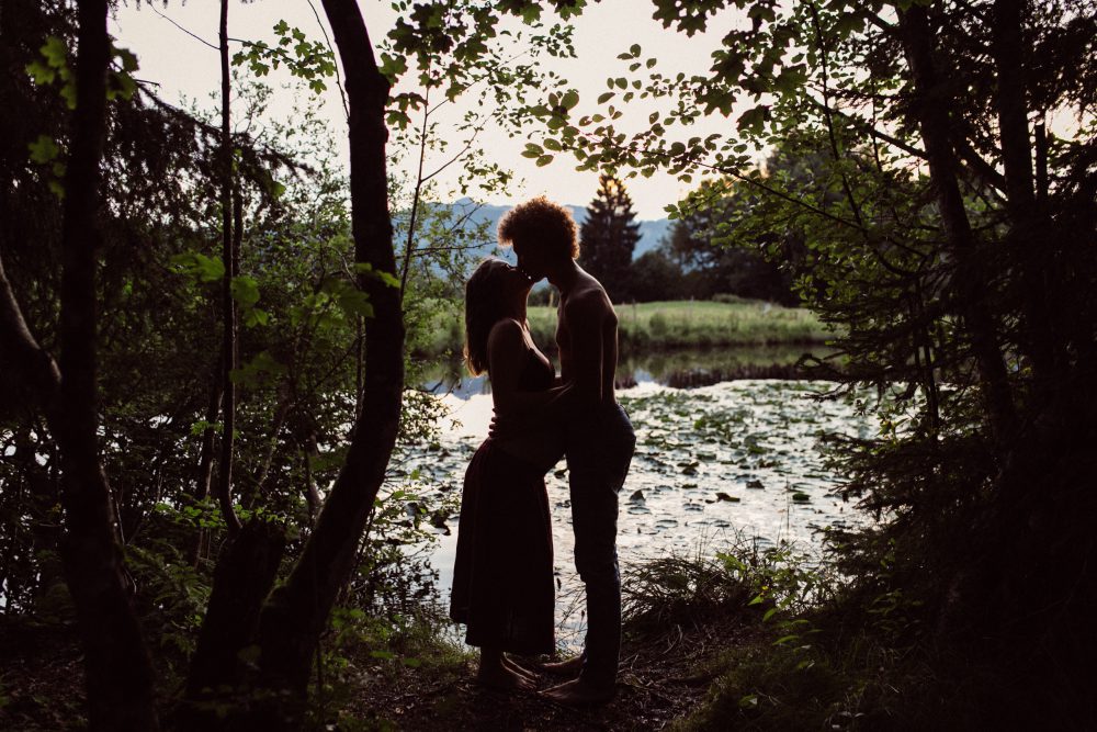 Babybauch Shooting am idyllischen Bergweiher