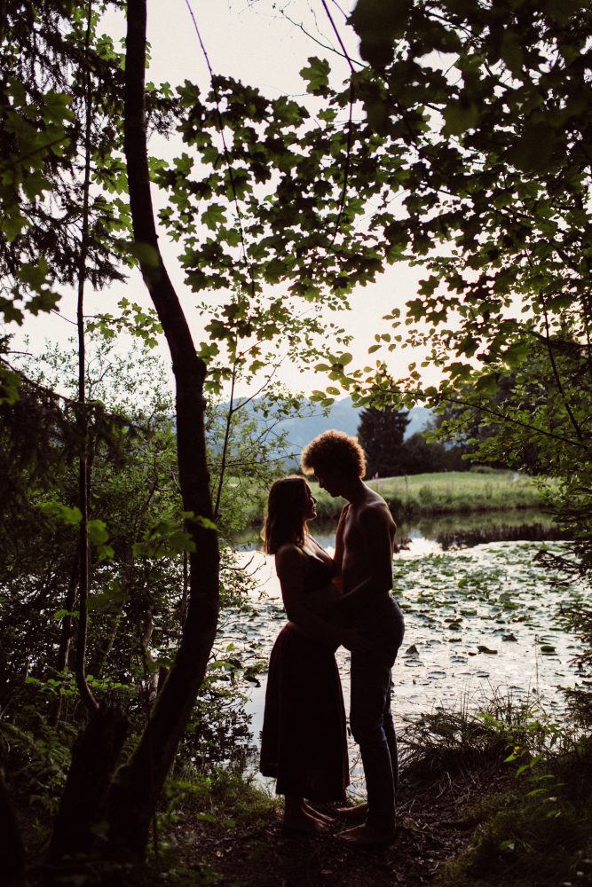 Babybauch Shooting am idyllischen Bergweiher
