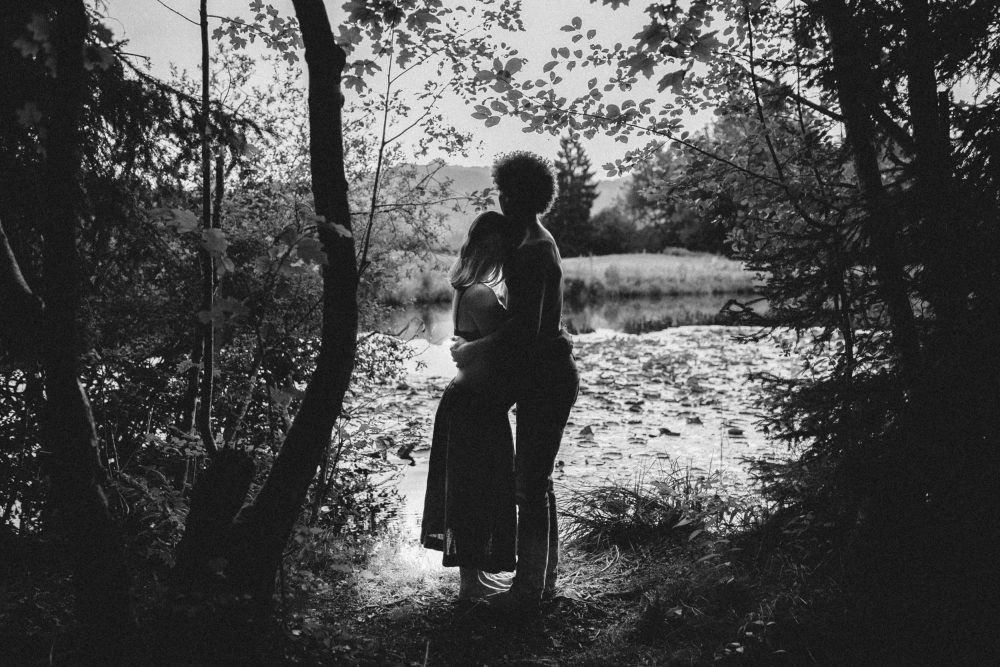 Babybauch Shooting am idyllischen Bergweiher