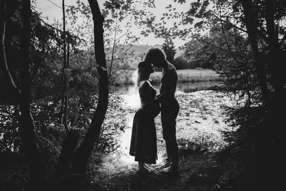 Babybauch Shooting am idyllischen Bergweiher